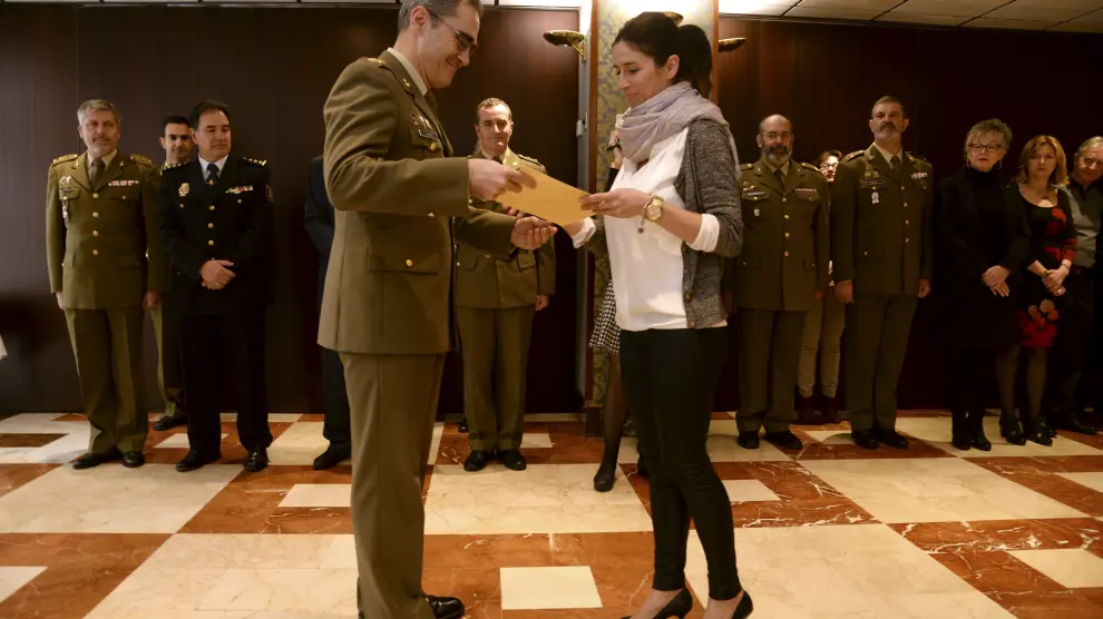 Eva Mª Bustos, alférez del Ejército del Aire, recoge su diploma de reservista voluntaria
