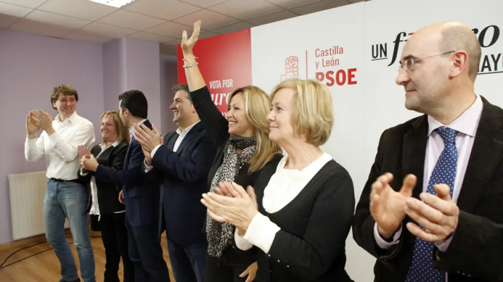 La exministra de Sanidad Trinidad Jiménez saludando junto a los candidatos y representantes socialistas.