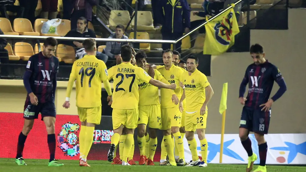 Los jugadores del Villarreal celebran el primer gol de su equipo durante su partido contra la SD Huesca.