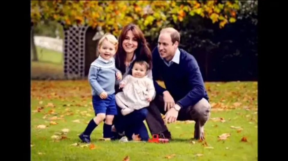 Los duques de Cambridge en una foto con sus dos hijos.