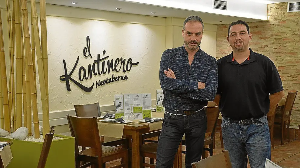 Íñigo Rebollo, el propietario de El Kantinero, y Javier Acedo, camarero del establecimiento.