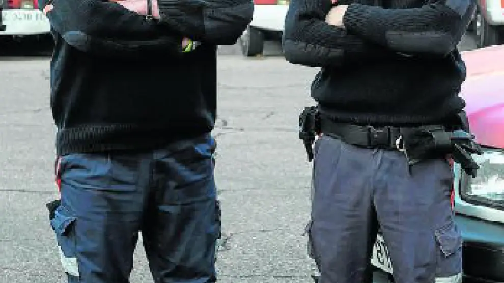Juan Carlos Sánchez (izda.) y David Gil son voluntarios del retén de Protección Civil de Bomberos de Zaragoza. En Nochevieja forman parte del equipo que atiende todo tipo de emergencias en la capital.