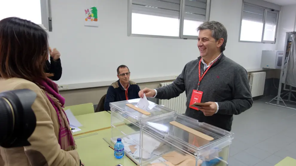 El cabeza de lista del PSOE en Soria al Congreso de los Diputados, Javier Antón, ejerciendo su derecho al voto.