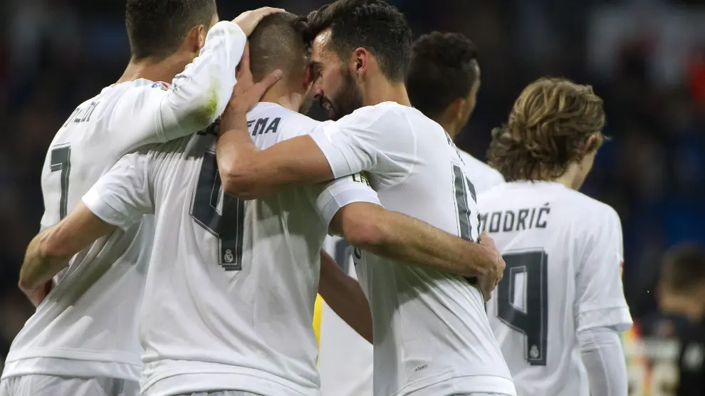 Los jugadores del Madrid celebran los goles.