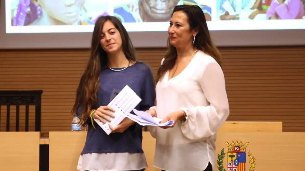 María Pardillos Celeméndiz (recogiendo el premio de 'Ceguera' en ausencia de su madre, la ganadora de Olga Celeméndiz), recibe el premio de Ringo Válvulas de la mano de Charo Zarazaga.