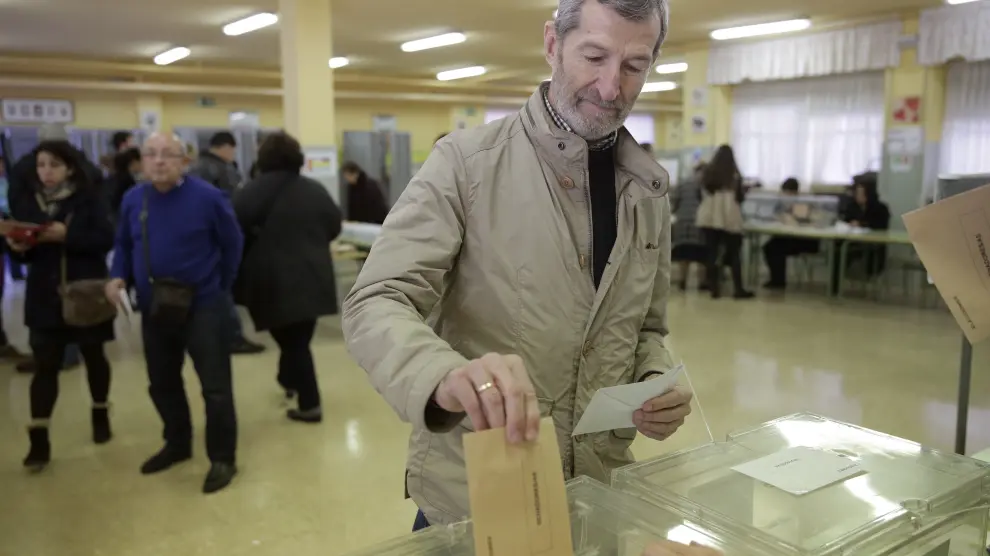 Julio Rodríguez, candidato número dos de Podemos por Zaragoza, vota en su colegio electoral de  Majadahonda este 20-D.