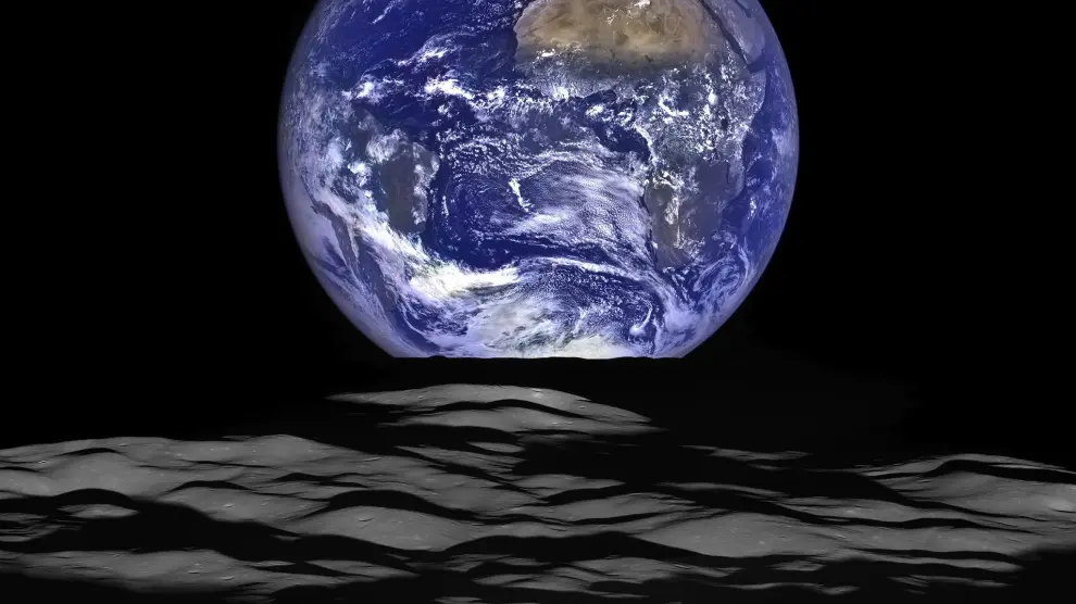 La Tierra parece elevarse sobre el horizonte lunar desde el punto de vista de la nave espacial.