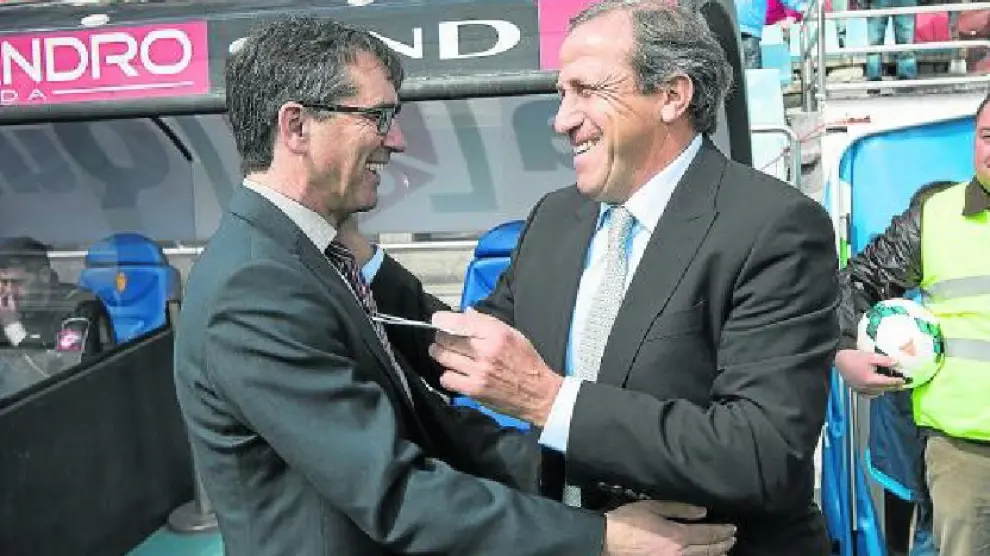 Fernando Vázquez saluda a Víctor Muñoz en su última visita a La Romareda en marzo de 2014.