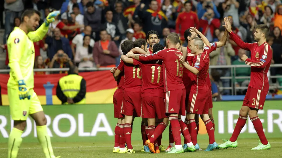 La selección española celebra un gol contra Eslovaquia