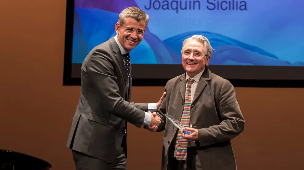 Mikel Iturbe, director de HERALDO DE ARAGÓN, entregó el premio al arquitecto Joaquín Sicilia.