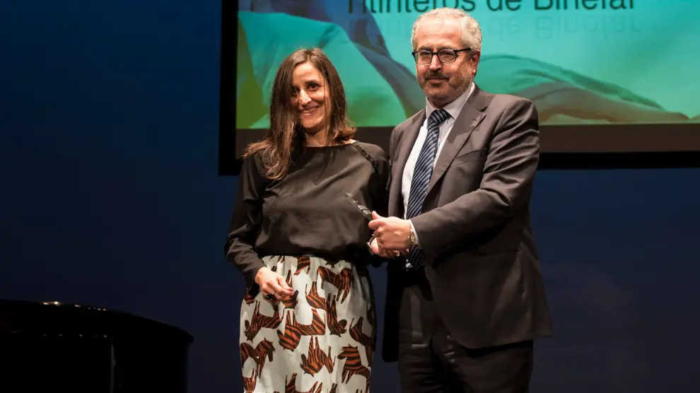 José Andrés Nalda, director de medios del Grupo HERALDO, entrega el premio a Marta Paricio.