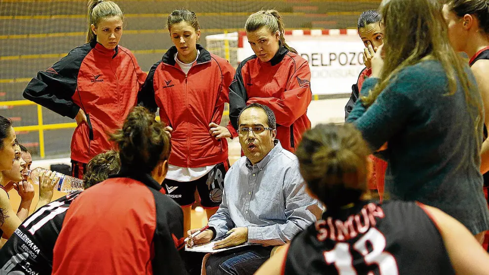 Javier Aladrén da instrucciones a sus jugadoras en un partido del BF Aragón de este curso.