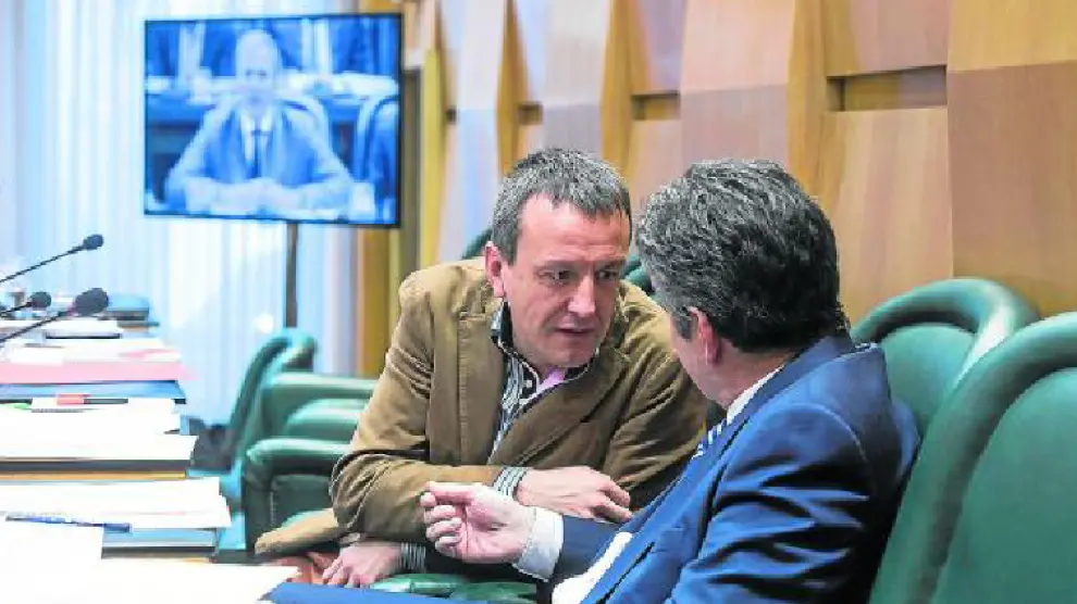 El concejal de Economía, Fernando Rivarés, dialoga con el edil del PSOE Javier Trívez.