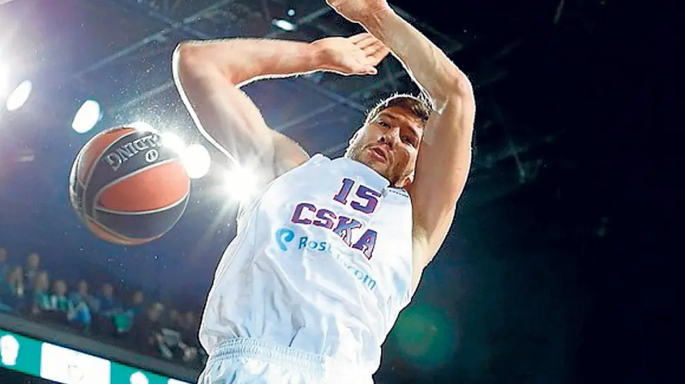 Slava Kravtson machaca el aro, durante el partido de Euroliga entre el CSKA y el Brose Basket.