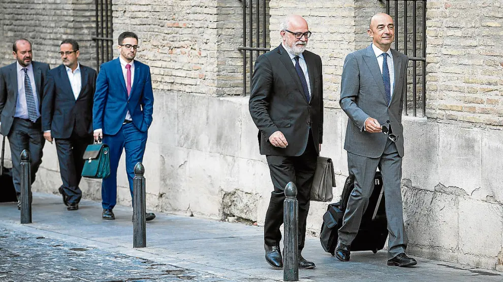Carlos Esco y Agapito Iglesias, junto a sus abogados, a su llegada a la Audiencia por el caso Naves.