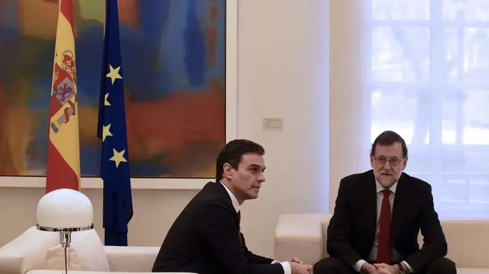 Pedro Sánchez y Mariano Rajoy, en una reunión en la Moncloa el pasado 23 de diciembre.