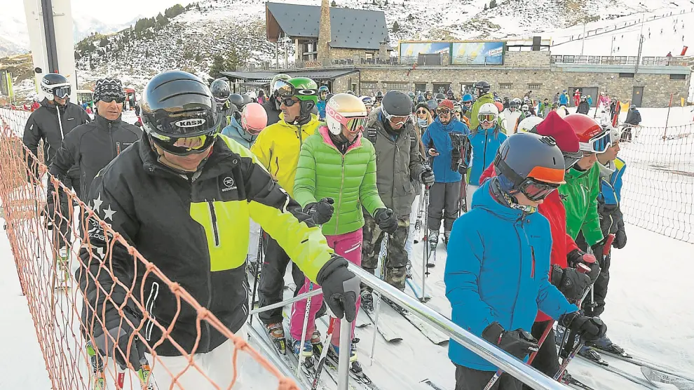 Usuarios de Formigal en el telesilla de Anayet, en una jornada de soleada y perfecta para esquiar.