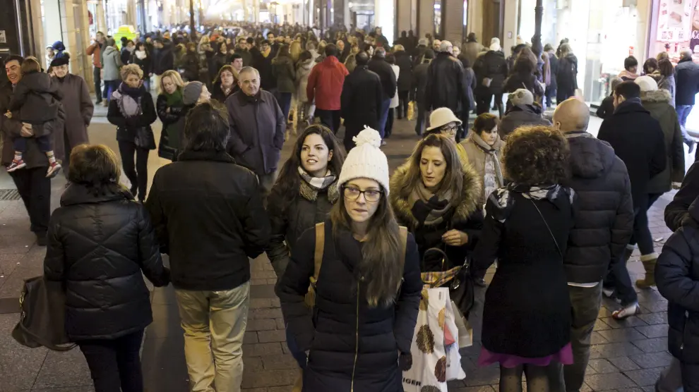 Los descuentos llenaron ayer el centro de la ciudad, como la calle Alfonso, con cientos de zaragozanos en busca de las ofertas.