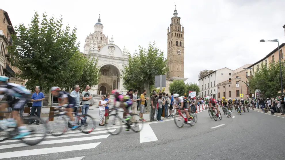 El pelotón de la Vuelta, a su paso por delante de la catedral de Tarazona en la última edición de la prueba.