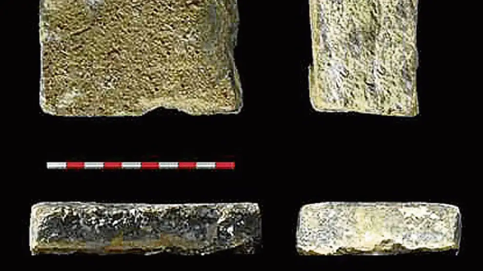 Fragmentos del monumento funerario recién descubierto.