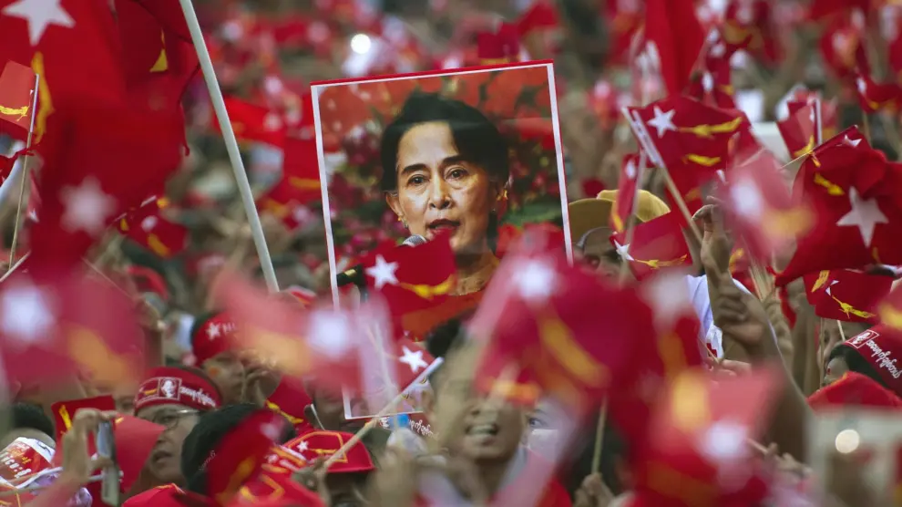 Seguidores de la líder de la oposición en Myanmar, Aung San Suu Kyi, portan pósters con su imagen mientras escuchan su discurso durante el mítin de campaña de la Liga Nacional para la Democracia en Yangon el 1 de noviembre de 2015