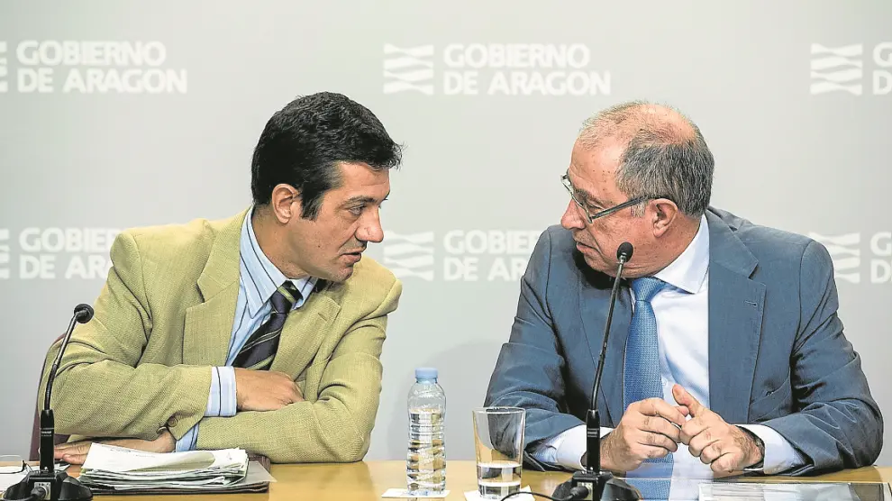 El ex director de Función Pública, Ignacio Zarazaga, y el consejero de Hacienda, Fernando Gimeno, en una rueda de prensa en la DGA.