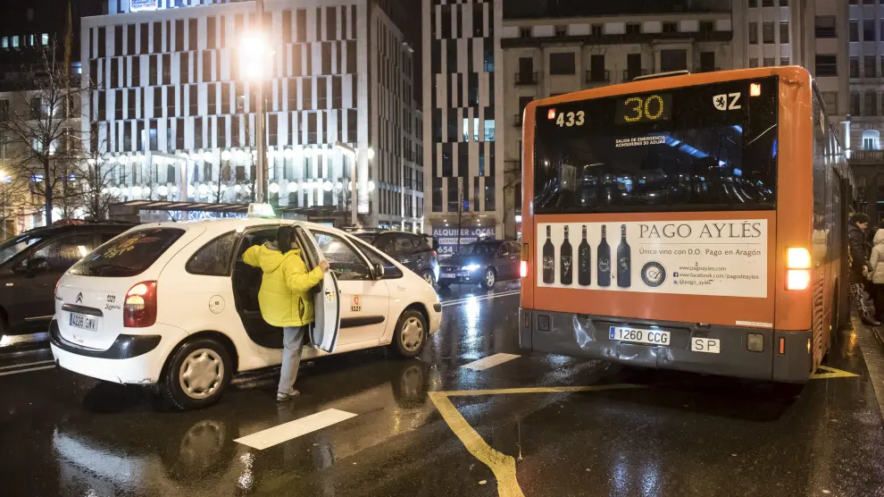 Una cliente sube a un taxi ayer en la parada del autobús de la plaza de España durante las horas de paros vespertinos.