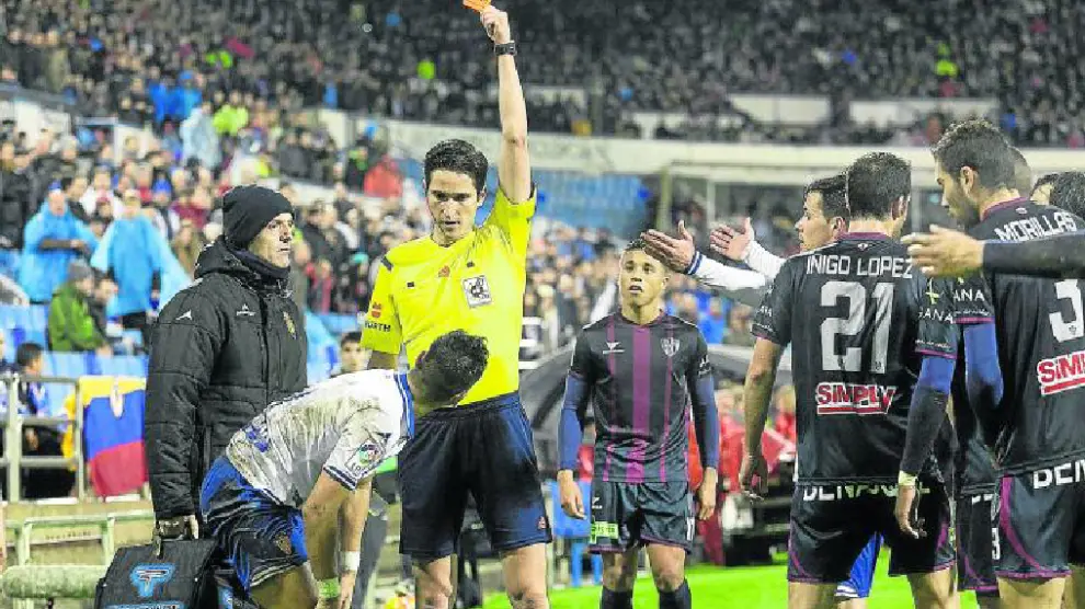 El árbitro andaluz Munuera Montero muestra la tarjeta roja a Ángel en el minuto 44 de partido.