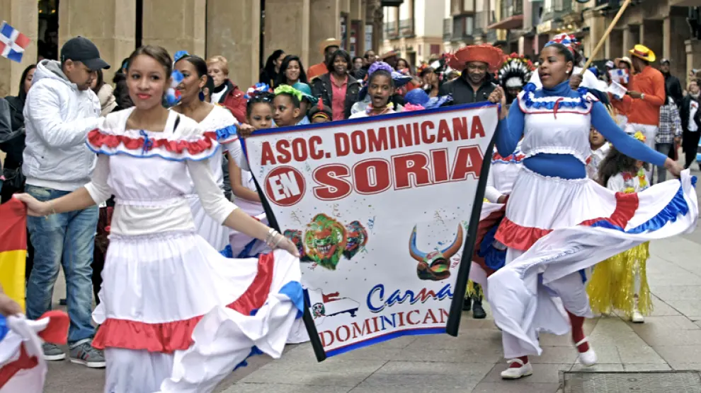 Desfile de dominicanos por las calles de Soria