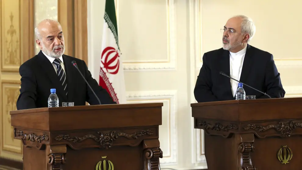 El ministro de Exteriores iraní, Mohamad Javad Zarif (d), y su homólogo iraquí, Ibrahim al Jafari.