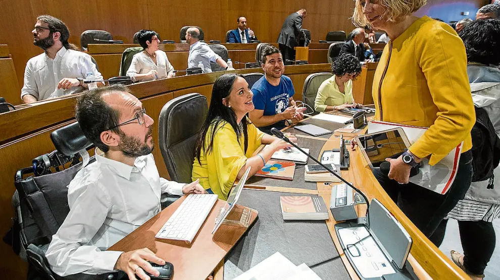 Los diputados Pablo Echenique y Maru Díaz (Podemos) charlan con Patricia Luquin(IU), en las Cortes.