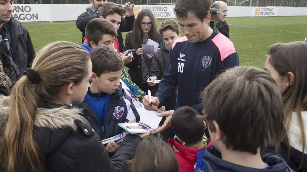 El capitán, Juanjo Camacho, firma autógrafos a un grupo de niños tras el entrenamiento.