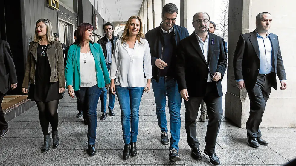 Sánchez, entre otros con Susana Sumelzo y Javier Lambán, en su visita a Zaragoza en elecciones.