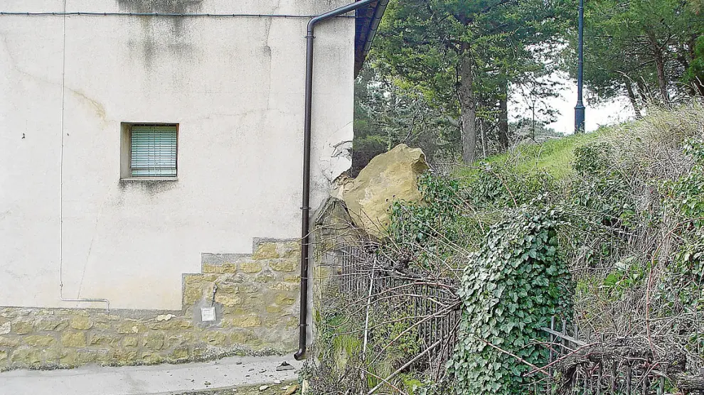 La piedra que se desprendió chocó contra la esquina de una vivienda de Uncastillo.