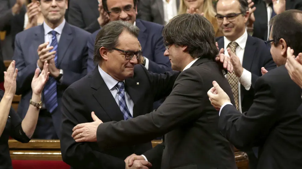 Saludo entre Artur Mas y Puigdemont.