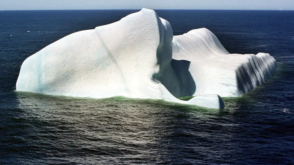 Un iceberg flota cerca de la costa de Argentina