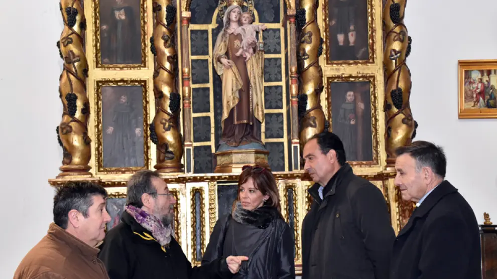 El delegado territorial, Manuel López (d), ha visitado la iglesia de Nuestra Señora de la Magdalena