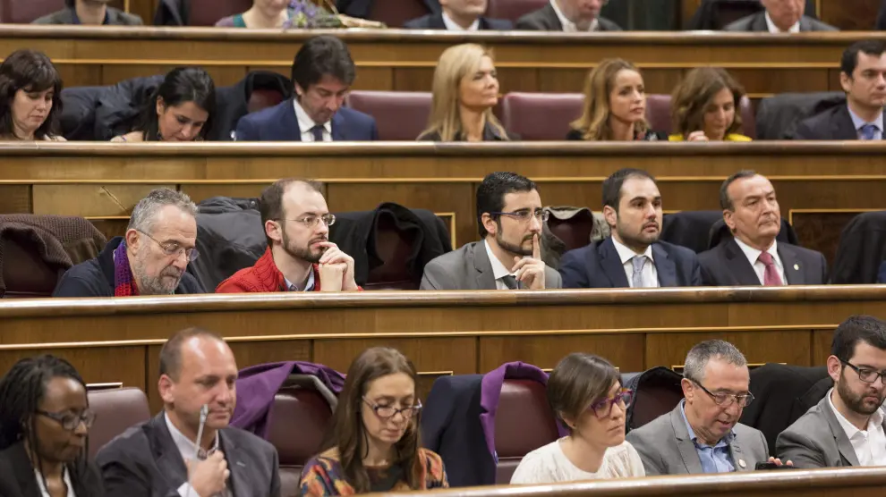 Los diputados de Podemos Pedro Arrojo (izq. 3ª fila desde arriba), Jorge Luis Bail (2º izq. 3ª fila desde arriba) y el diputado de Ciudadanos Rodrigo Gómez (2º dcha. 3ª fila desde arriba)