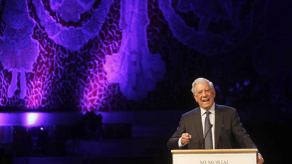 Vargas Llosa acude al homenajes de literatura a Carmen Barcells