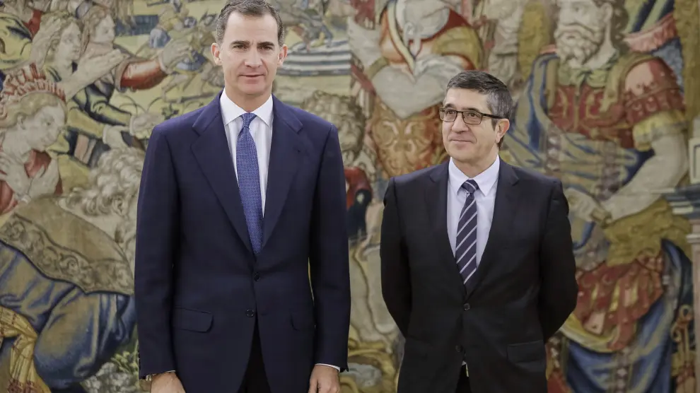 El Rey se reúne con Patxi López y Pío García- Escudero