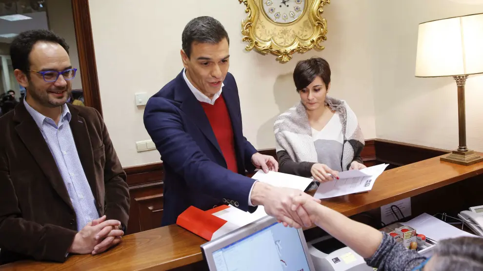 El secretario general del PSOE, Pedro Sánchez (d), acompañado por el portavoz de su grupo en el Congreso, Antonio Hernando, y la diputada Isabel Rodríguez,