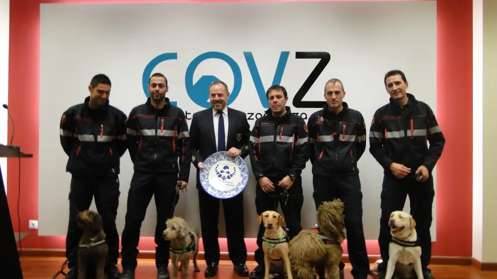 Los veterinarios premian al grupo de guías caninos de Bomberos de la Diputación Provincial de Zaragoza.