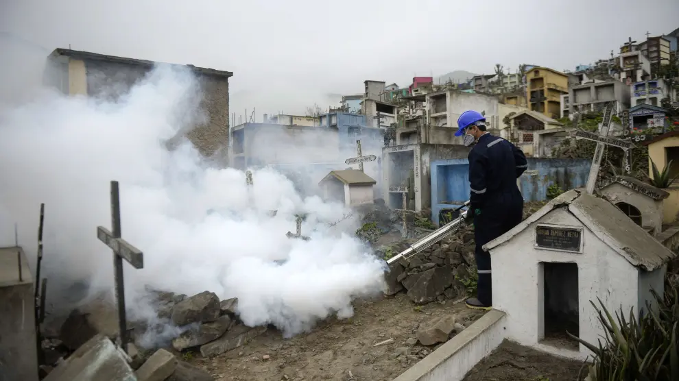 Un especialista fumiga un cementerio en Lima para prevenir el virus Zika.