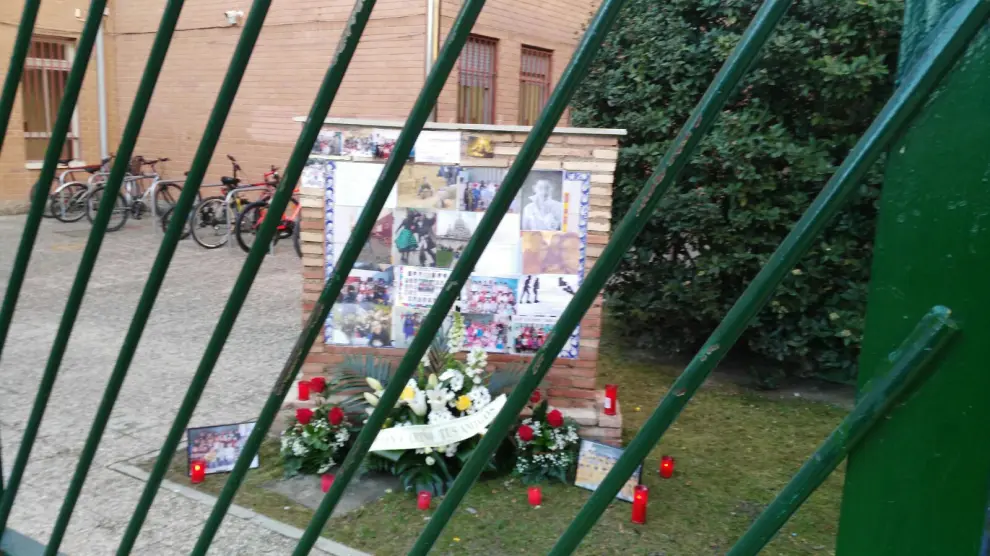 Los compañeros del chico fallecido le rinden homenaje en la puerta del centro