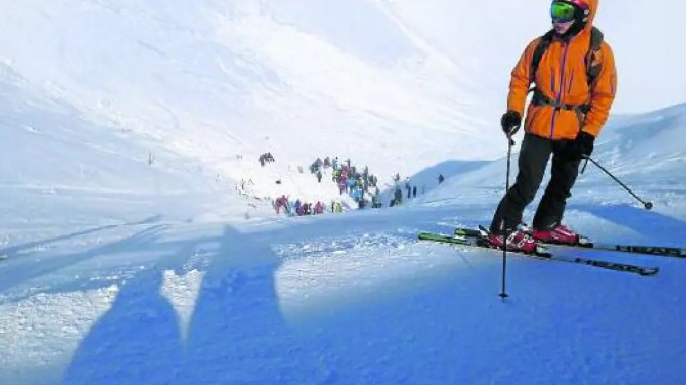 Foto tomada por un esquiador del alud de Candanchú en las labores de auxilio.