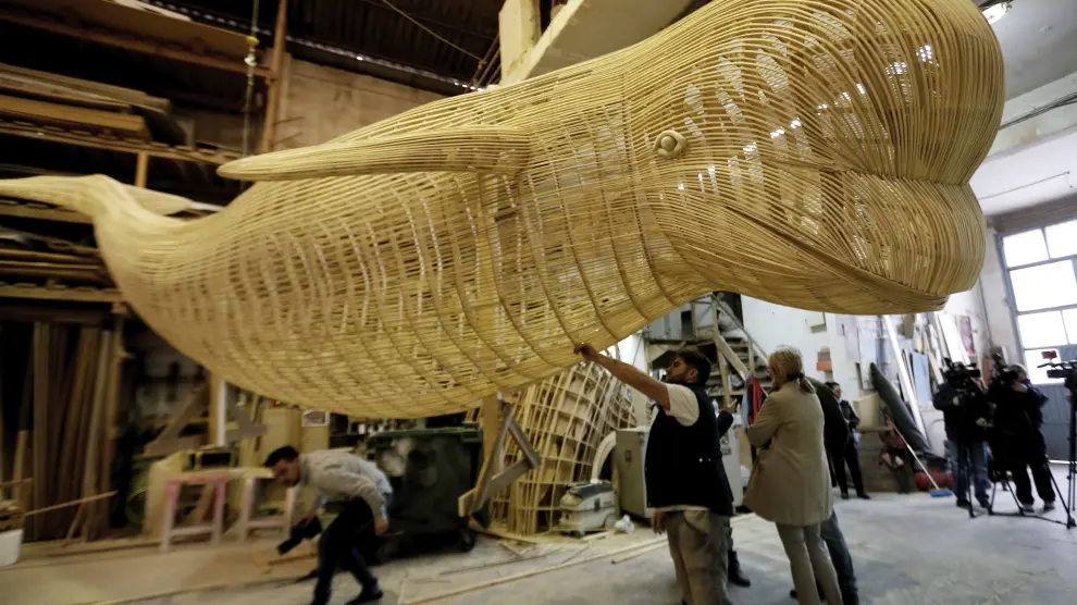 Una beluga de 7,5 metros de largo para coronar el pabellón valenciano.