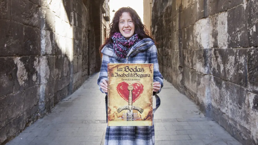 Begoña Villamón, autora del cartel que anunciará la fiesta medieval, posa con su obra.