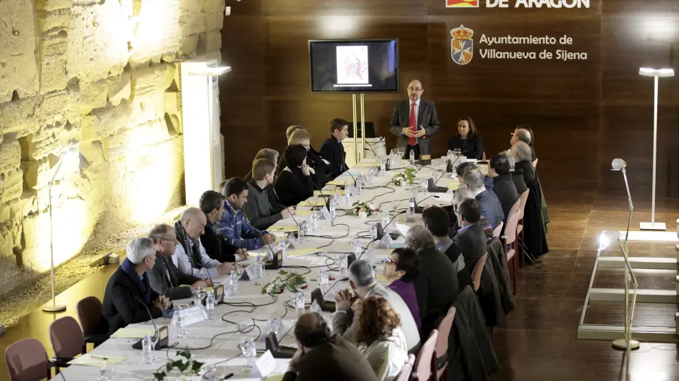 El presidente del Gobierno de Aragón, Javier Lambán, se reunió ayer con una veintena de alcaldes afectados por el ligitio.