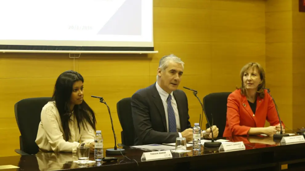Presentación del ciclo Educar para el Futuro de Ibercaja, con presencia de Anna Farré y Juan Carlos Sánchez (Ibercaja) y Thasin Rahim (izquierda), conferenciante y profesora nominada al Nobel de la Educación.