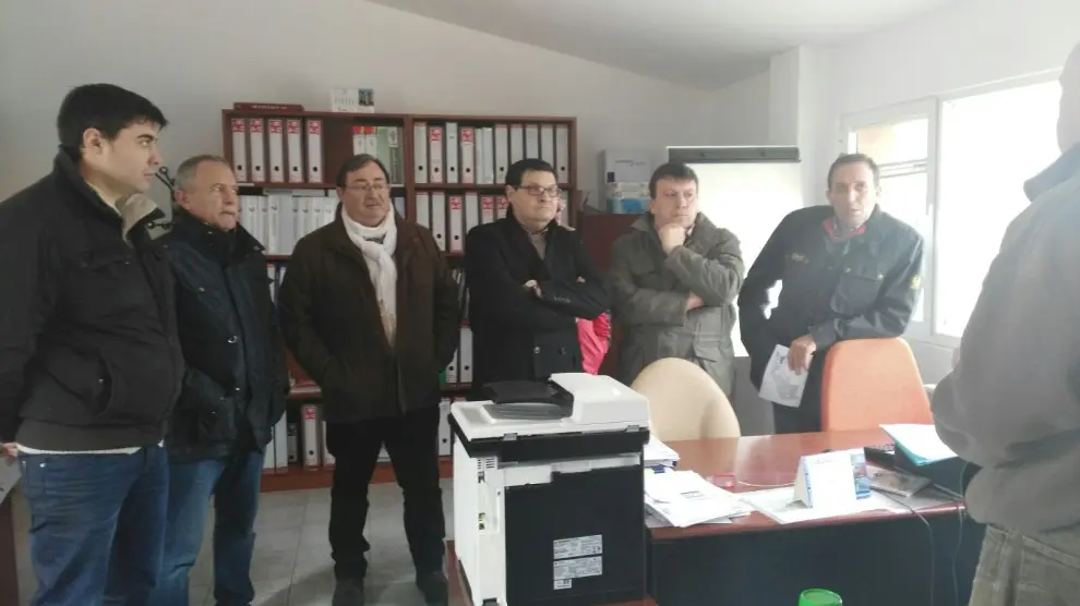 Varios miembros de la Comisión de Agricultura y Ganadería han visitado este jueves la planta de tratamiento de purines de Almazán.